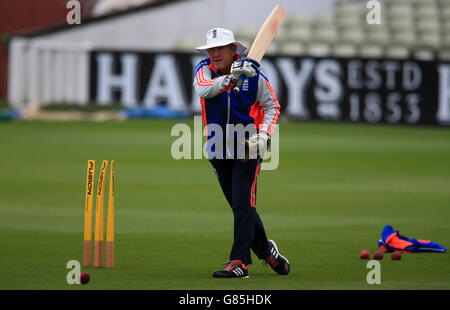 Cricket - Third Investec Ashes Test - England v Australia - England Nets Session - Edgbaston. England Head coach Trevor Bayliss during fielding drills at Edgbaston, Birmingham. Stock Photo