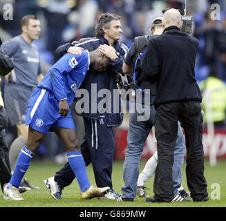 Soccer - FA Barclays Premiership - Bolton Wanderers v Chelsea - Reebok Stadium. Chelsea's Manager Jose Mourinho hugs Geremi after their victory over Bolton Wanderers which won Chelsea the Premiership title. Stock Photo