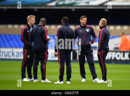 Soccer - Sky Bet Championship - Ipswich Town v Burnley - Portman Road. Burnley players look at the pitch after arriving at Portman Road, home of Ipswich Town Stock Photo