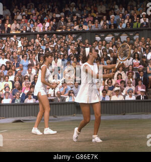 Tennis - Wimbledon Championships 1967 - Ladie's Doubles - Second Round - The All England Lawn Tennis and Croquet Club, Wimbledon Stock Photo