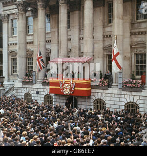 Sir Francis Chichester waves from the Mansion House balcony as he is acclaimed by the huge crowd prior to the luncheon honouring his round the world voyage. Stock Photo