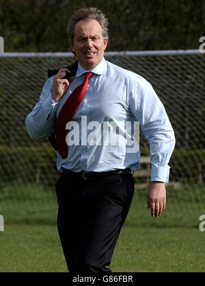 General Election Campaign 2005 - Final Day - Labour Party. Tony Blair arrives. Stock Photo