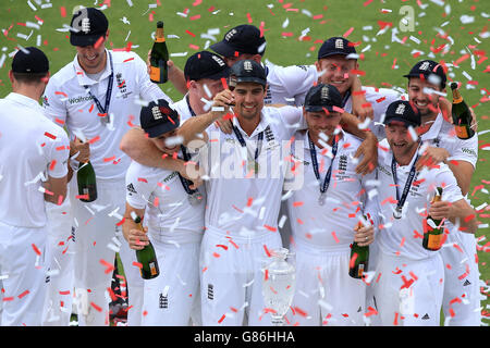 Cricket - Fifth Investec Ashes Test - England v Australia - Day Four - The Kia Oval. England captain Alastair Cook (centre) lifts the Ashes urn as they celebrate their series win on the podium Stock Photo