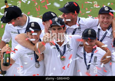 Cricket - Fifth Investec Ashes Test - England v Australia - Day Four - The Kia Oval. England captain Alastair Cook (centre) lifts the Ashes urn as they celebrate their series win on the podium Stock Photo