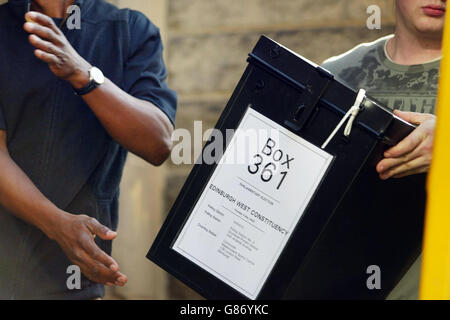 General Election Campaign 2005 - Final Day - Ballot Box distribution Stock Photo