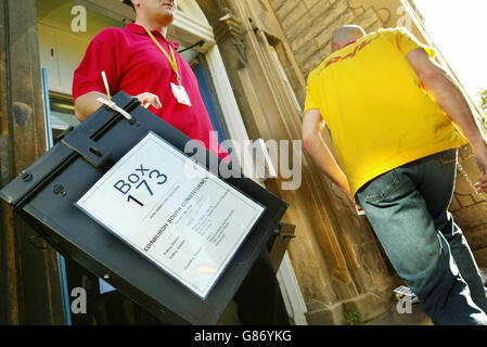 General Election Campaign 2005 - Final Day - Ballot Box distribution Stock Photo