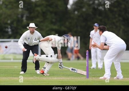 Surrey's batsman avoids being run out by getting to the crease just in time against Derbyshire Stock Photo