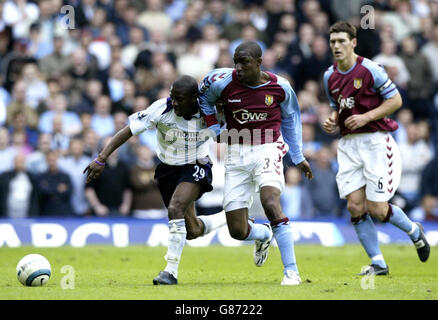 Soccer - FA Barclays Premiership - Aston Villa v Manchester City - Villa Park. Manchester City's Shaun Wright-Phillips (L) holds off Aston Villa's JLloyd Samuel. Stock Photo