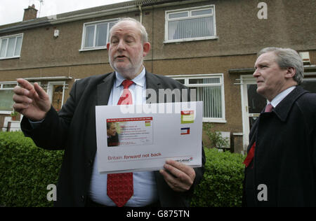 Labour's Home Secretary Charles Clarke (left) on the election campaign trail with local election candidate John Lyons in Bearsden. Stock Photo