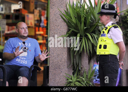 West Midlands Police officer PC Martina Anderson talks with tourist Chris Woods, 22, from Hartlepool, in Magaluf, Spain, as two British police officers are spending a week helping the Guardia Civil in the Majorcan resort to keep an eye on young British revellers. Stock Photo