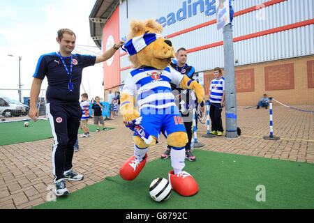 Soccer - Sky Bet Championship - Reading v Leeds United - Madejski Stadium Stock Photo