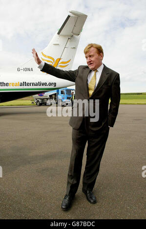 General Election Campaign 2005 - Final Day - Liberal Democrats. Leader Charles Kennedy arrives. Stock Photo