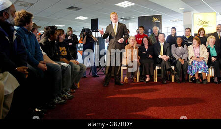 General Election Campaign 2005 - Final Day - Liberal Democrats - Headingley Stadium. Leader Charles Kennedy speaks during a mini rally. Stock Photo