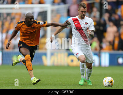 Wolverhampton Wanderers' Benik Afobe (left) and Charlton Athletic's Patrick Bauer battle for the ball during the Sky Bet Championship match at Molineux, Wolverhampton. PRESS ASSOCIATION Photo. Picture date: Saturday August 29, 2015. See PA story SOCCER Wolves. Photo credit should read: Barrington Coombs/PA Wire. Online in-match use limited to 45 images, no video emulation. No use in betting, games or single club/league/player publications. Stock Photo