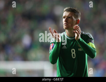 Northern Ireland's Steven Davis applauds the fans after the UEFA European Championship Qualifying match at Windsor Park, Belfast. Stock Photo