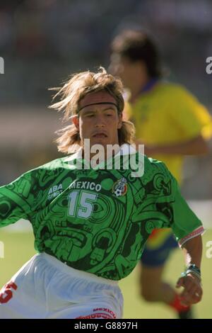 Soccer - Copa America, Mexico v Equador. Luis Hernandez, Mexico Stock Photo