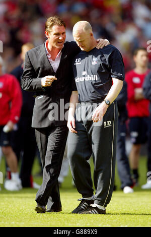 Soccer - FA Barclays Premiership - Charlton Athletic v Crystal Palace - The Valley. Crystal Palace's chairman Simon Jordan consoles manager Iain Dowie at the final whistle Stock Photo