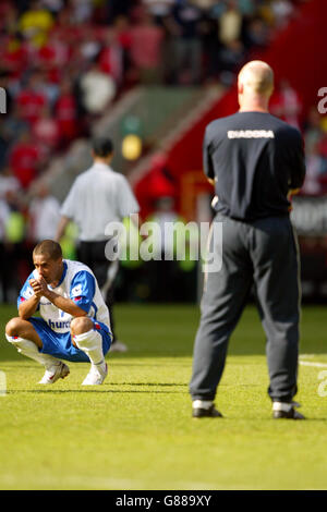 Crystal Palace's manager Iain Dowie stands dejected at the final whistle as Wayne Routledge kneel down dejected Stock Photo