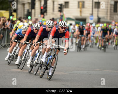 Cycling - Tour of Britain - Stage Eight - London Stage. Great Britain's Sir Bradley Wiggins leads the field early in the stage through London during Stage Eight of the Tour of Britain in London. Stock Photo