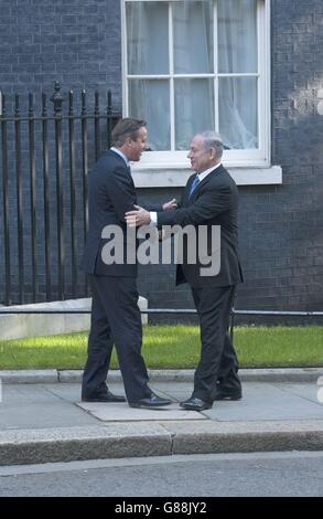 Israeli Prime Minister Benjamin Netanyahu (L) visits a fitness gym in