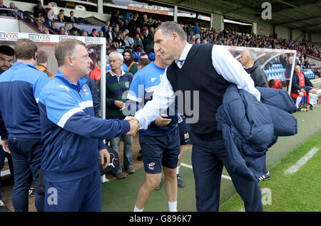 Soccer - Sky Bet League One - Scunthorpe United v Coventry City - Glanford Park. Scunthorpe United's Manager, Mark Robins is greeted by Coventry City's manager, Tony Mowbray, right Stock Photo