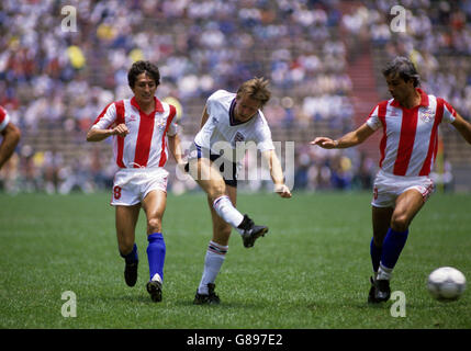 Soccer - World Cup Mexico 1986 - Second Round - England v Paraguay - Azteca Stadium. England's Trevor Steven (c) fires a shot at goal, watched by Paraguay's Julio Cesar Romero (l) and Jorge Nunez (r) Stock Photo