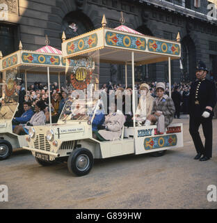 One of the BMC's mini-moke (floats) containing some of the 'Miss World, 1967' contestants driving in the Lord Mayor's Show. Stock Photo