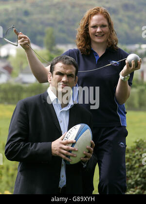 Winning Vision - Scottish Institute of Sport. Leicester Tigers' captain Martin Johnson with Scottish Hammer thrower Shirley Webb. Stock Photo