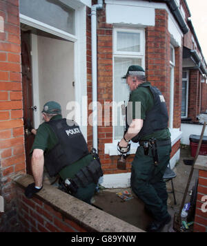 PSNI officers carry out a drugs raid on a house in East Belfast as part of Operation Torus, an initiative to tackle street level drug dealing. Stock Photo
