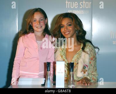 US singer Beyonce Knowles (right) with with Hannah Solle, aged 9, from west Wickham. Stock Photo