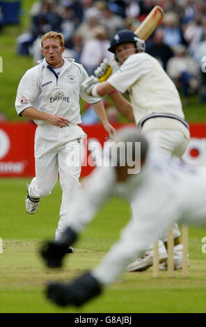 Cricket - Frizzell County Championship - Division One - Kent v Gloucestershire - Maidstone. Gloucester bowler Steve Kirby (L) watches as Kent's batsman Joe Denly (R) edges the ball towards wicket-keeper Steve Adshead (C). Stock Photo