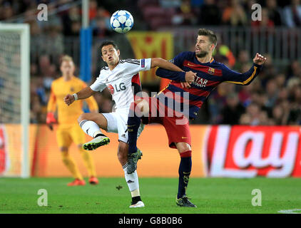 Soccer - UEFA Champions League - Group E - Barcelona v Bayer Leverkusen - Nou Camp. Barcelona's Gerard Pique tussles with Bayer Leverkusen's Javier Hernandez Stock Photo