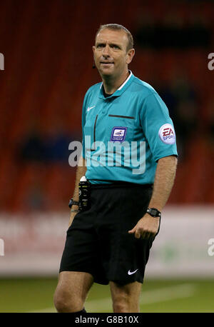 Soccer - Johnstone's Paint Trophy - Northern Section - Second Round - Sheffield United v Notts County - Bramall Lane. Referee Carl Boyeson Stock Photo