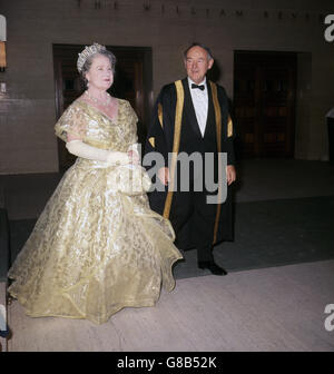 Queen Elizabeth, the Queen Mother, Chancellor of the University of London, at the University's State House, Marlet Street, London, attending celebrations in honour of Foundation Day. Her escort is the Vice-Chancellor, Professor Sir Owen Saunders. Stock Photo