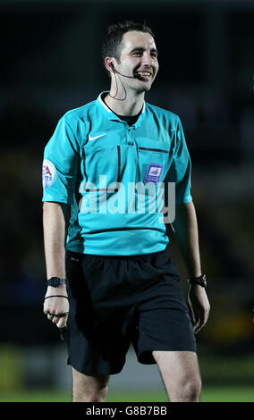 Soccer - Sky Bet League One - Burton Albion v Sheffield United - Pirelli Stadium. Referee Chris Kavanagh Stock Photo