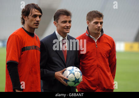 Soccer - UEFA Champions League - Final - AC Milan v Liverpool - Ataturk Olympic Stadium. AC Milan captain Paolo Maldini and Liverpool captain Steven Gerrard with referee Manuel Mejuto Gonzalez Stock Photo