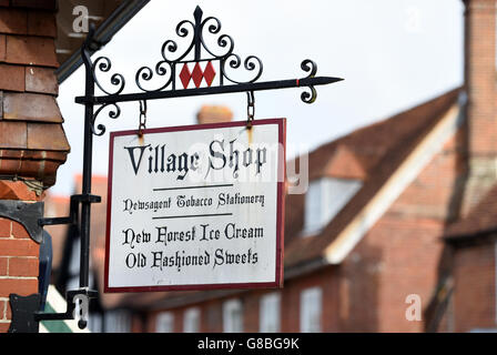 https://l450v.alamy.com/450v/g8bg9k/beaulieu-village-stock-g8bg9k.jpg