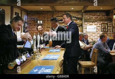 Prime Minister David Cameron with Chinese President Xi Jinping at The Plough Inn at Cadsden in Princes Risborough, near to Cameron's country retreat at Chequers. Stock Photo