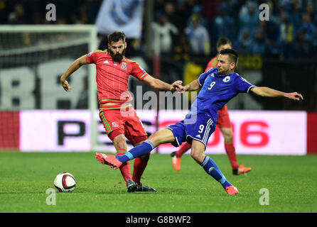 Wales' Joe Ledley (left) and Bosnia and Herzegovina's Vedad Ibisevic during the European Championship Qualifying match at the Stadion Bilino Polje, Zeica, Bosnia. PRESS ASSOCIATION Photo. Picture date: Saturday October 10, 2015. See PA story SOCCER Bosnia Herzegovina. Photo credit should read: Adam Davy/PA Wire. RESTRICTIONS: , No commercial use without prior permission, please contact PA Images for further information: Tel: +44 (0) 115 8447447. Stock Photo