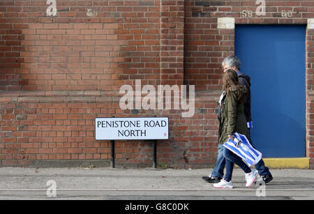 Wednesday fans outside Sheffield Wednesday's Hillsborough Stadium Stock Photo