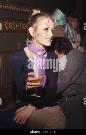 Fashion - Twiggy - Ritz, London. Twiggy takes a break from modelling a new range of coloured tights at the Ritz Hotel in London. Stock Photo