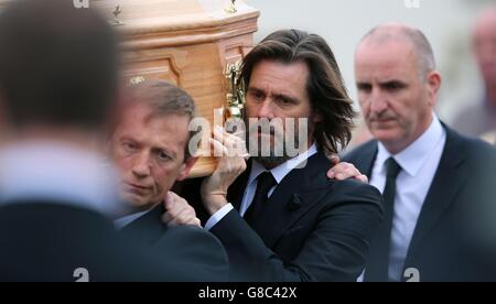 Jim Carrey carries the coffin of ex-girlfriend Cathriona White to Our Lady of Fatima Church, in her home village of Cappawhite, Co Tipperary ahead of her funeral. Stock Photo