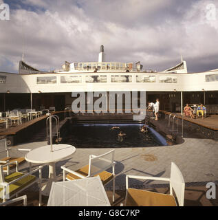 View of the aft One Deck Lido on the Cunard liner, Queen Elizabeth II, (QE2). Stock Photo