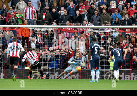 Sunderland's Adam Johnson scores their first goal of the game from the penalty spot during the Barclays Premier League match at the Stadium of Light, Sunderland. Stock Photo