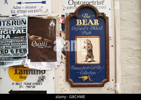 Oxford Pubs. The Bear claims to be the oldest pub in Oxford built in 1242 with only 2 small rooms covered in ties and a snug Stock Photo