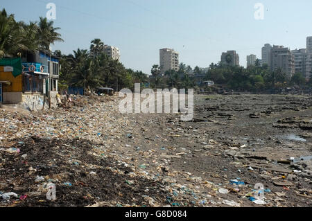 the beach front at the slum area of chimbai village, bandra, mumbai, india Stock Photo