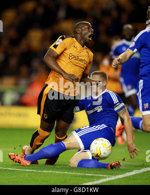 Wolverhampton Wanderers' Benik Afobe (left) is tackled by Brentford's Jake Bidwell during the Sky Bet Championship match at Molineux, Wolverhampton. Stock Photo