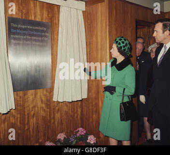 The Queen unveiling a plaque as she opens the National Postal Museum at London's Chief Post Office, King Edward Building. On the right is John Stonehouse, the Postmaster General. Stock Photo