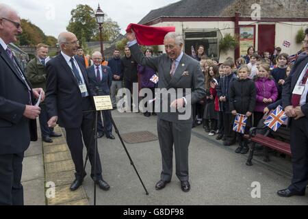 The Prince of Wales unveils a plaque to commemorate his visit to the Ecclesbourne Valley Railway at Wirksworth Station. Stock Photo