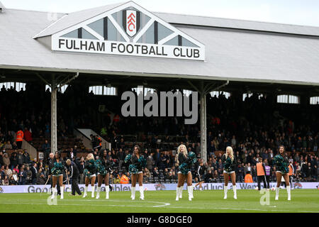 Soccer - Sky Bet Championship - Fulham v Reading - Craven Cottage. Jacksonville Jaguars cheerleaders perform at half-time Stock Photo